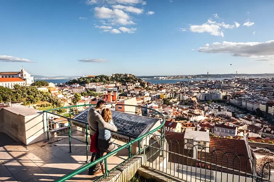 Miradouro da Senhora do Monte, Lisbon: couple with panoramic city views