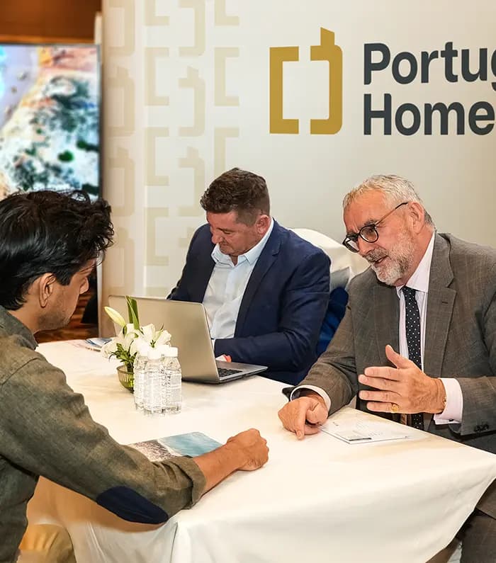 A private meeting between an investment advisor and a client