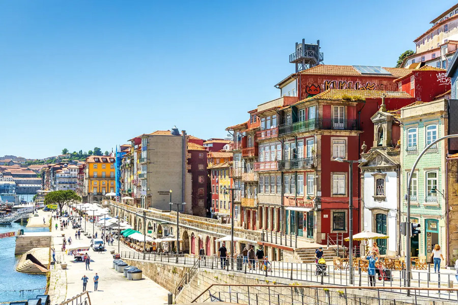Living Car-Free in Porto: Highly Walkable and Metro-Connected City-Centre Properties