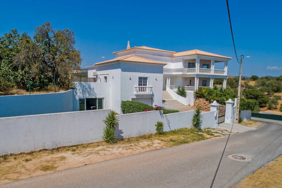Hillside Villa, Property for sale in Boliqueime, Loulé, PW3010