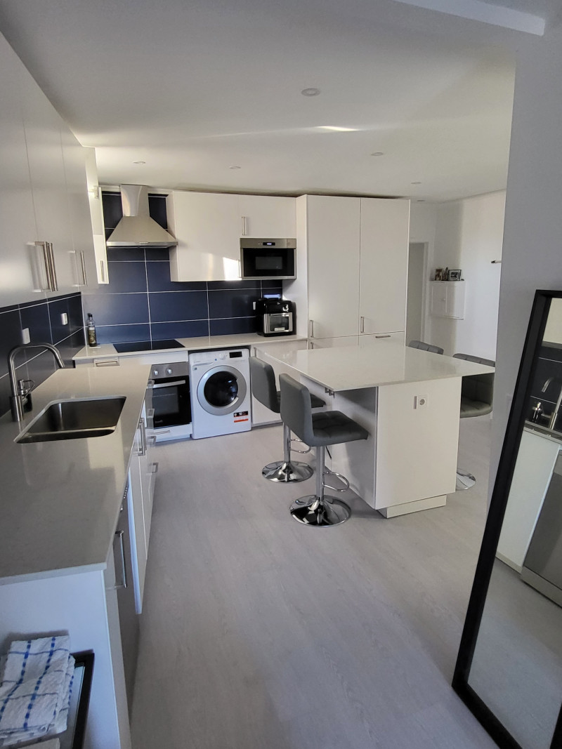 Renovated top floor city apartment, Property for sale in PW3791