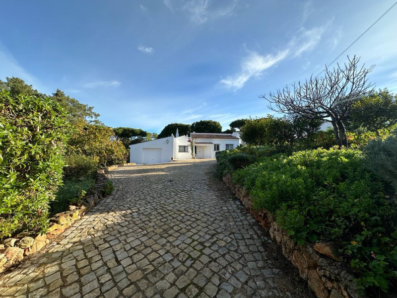 Three-bedroom villa located in the quiet and exclusive Old Course Golf., Property for sale in Loulé, Faro, PW3878