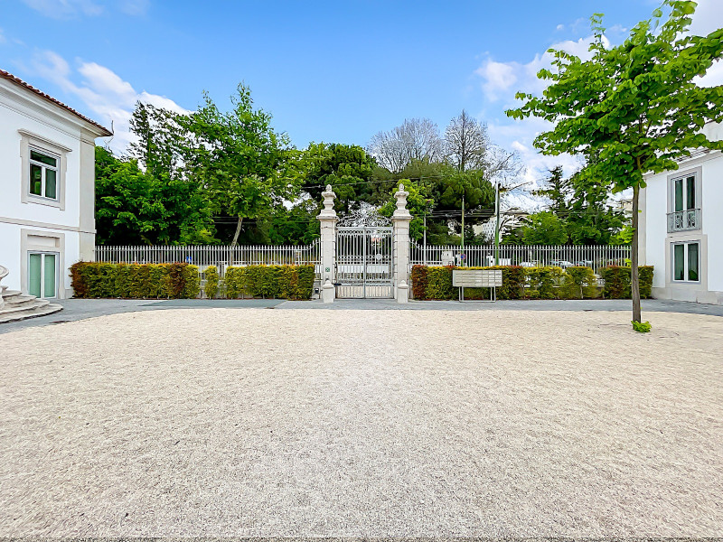 Luxury 4 bedroom apartment, Property for sale in PW3934