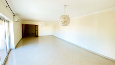 Spacious T3 Second Floor In A Luxury Condominium, Property for sale in PP172921