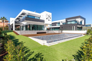 Contemporary Frontline Golf Villa, Property for sale in PP172947