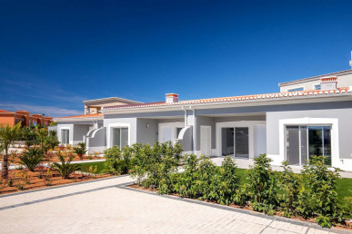 Impressive Brand New 2-Bedroom Bungalows In Prestigious Golf Resort, Property for sale in Lagos, Faro, PP175514