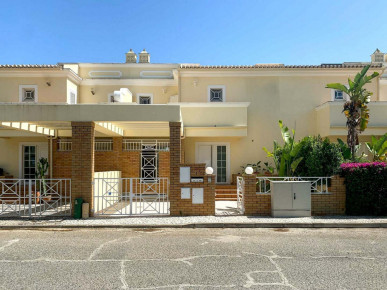 Renovated V2+2-Bedroom Villa With Private Pool And Luxury Finishes In Vilamoura, Property for sale in PP176088