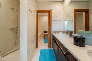 Exclusive 8+2 Bedroom House with Garden and Terraces, Property for sale in DL22756