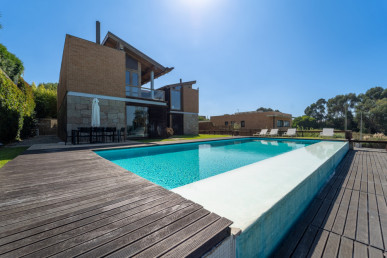 6 bedroom villa with river/sea views, pool and garden in Afurada, Property for sale in DL23014