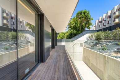 4 bedroom flat located in Boavista, Porto, Property for sale in DL23883