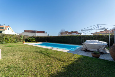 5 bedroom villa in Vilarinha with Garden and Swimming Pool, Property for sale in DL24185