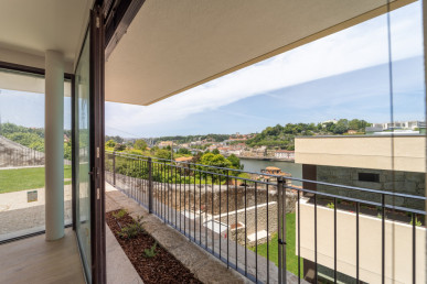 T4 duplex house with river view in Vila Nova de Gaia, Property for sale in DL25604