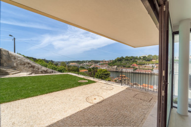 T4 duplex house with river view in Vila Nova de Gaia, Property for sale in DL25604