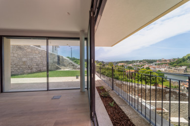 T4 duplex house with river view in Vila Nova de Gaia, Property for sale in DL25604