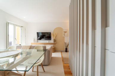 Furnished 2 bedroom duplex flat with balcony license AL in downtown Porto, Property for sale in DL26601