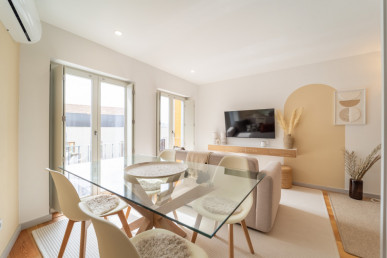 Furnished 2 bedroom duplex flat with balcony license AL in downtown Porto, Property for sale in DL26601