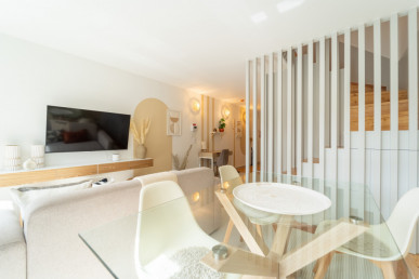 Furnished 2 bedroom duplex flat with balcony license AL in downtown Porto, Property for sale in DL26601