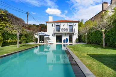 4 bedroom villa with garden and swimming pool, located in the centre of Cascais, Property for sale in DL27455