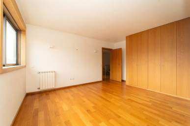 4+1 bedroom duplex flat in Matosinhos Sul, Property for sale in DL28734