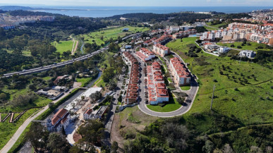 Land of 2421.9m2 with approved project in Queijas, Oeiras, Property for sale in DL30380