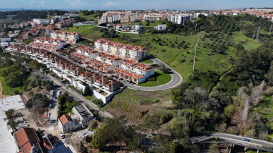 Land of 2421.9m2 with approved project in Queijas, Oeiras, Property for sale in DL30380