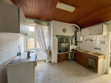 Centenary building in wholly owned property in Colares, Sintra, Property for sale in DL31271