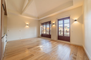 1 bedroom flat with two balconies in a building on Rua Sá da Bandeira, Property for sale in DL31460