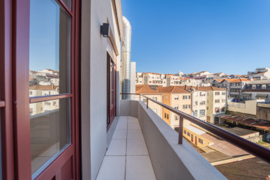 1 bedroom flat with two balconies in a building on Rua Sá da Bandeira, Property for sale in DL31460