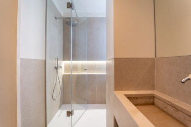 1 bedroom flat with two balconies in a building on Rua Sá da Bandeira, Property for sale in DL31460