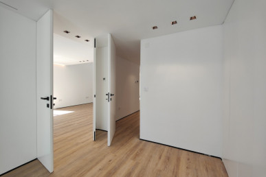 Refurbished 5 bedroom villa with swimming pool in Livramento - Estoril, Property for sale in DL31614