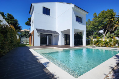 Refurbished 5 bedroom villa with swimming pool in Livramento - Estoril, Property for sale in DL31614
