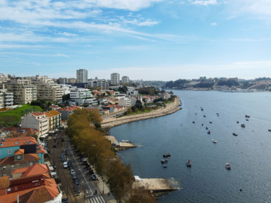 2 bedroom triplex flat, with swimming pool, in Foz do Douro, Porto, Property for sale in Lordelo do Ouro e Massarelos, Porto, DL31955