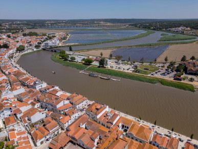 2-storey building with approved project in the ARU area of Alcácer do Sal., Property for sale in DL32199