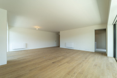 4 bedroom flat with outdoor areas next to the  Parque da Cidade, Property for sale in DL32797