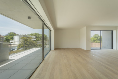 4 bedroom flat with outdoor areas next to the  Parque da Cidade, Property for sale in DL32797