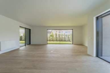 4 bedroom flat with terrace and garden, next to the Parque da Cidade, Property for sale in DL32795