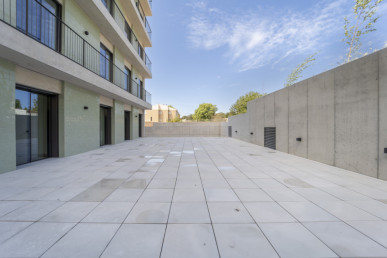 4 bedroom flat with terrace and garden, next to the Parque da Cidade, Property for sale in DL32795