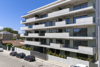 4 bedroom flat with terrace and garden, next to the Parque da Cidade, Property for sale in DL32796