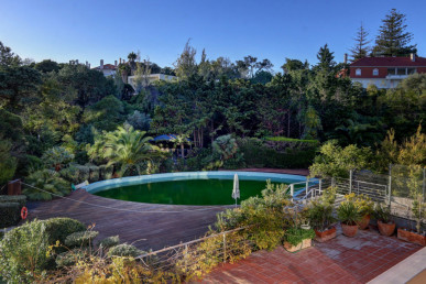 6 bedroom villa, refurbished, in the centre of Estoril, Property for sale in DL33288