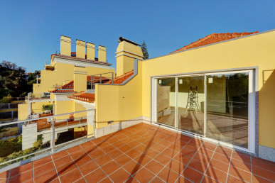 6 bedroom villa, refurbished, in the centre of Estoril, Property for sale in DL33288