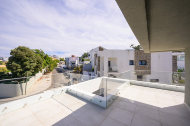 4 bedroom villa with swimming pool in Sobreda, Costa da Caparica, Property for sale in DL33760