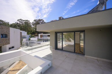 4 bedroom villa with swimming pool in Sobreda, Costa da Caparica, Property for sale in DL33760