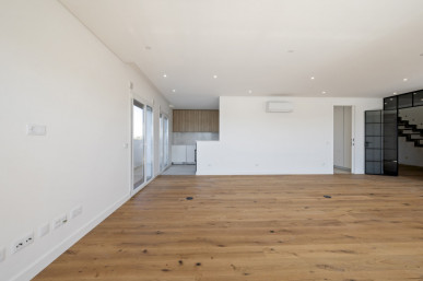 3 bedroom duplex penthouse with terrace in Almada, Property for sale in DL34087