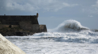 4 Bedroom Duplex Apartment with Pool and Garden, next to Carcavelos Beach, Property for sale in DL34737
