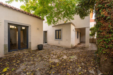 2 bedroom flat, near the sea, in Estoril, Property for sale in DL34798