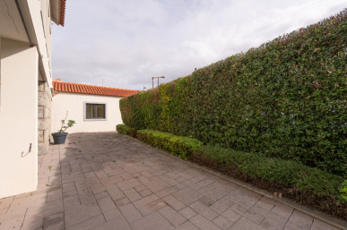 2 bedroom flat, near the sea, in Estoril, Property for sale in DL34798