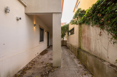 2 bedroom flat, near the sea, in Estoril, Property for sale in DL34798