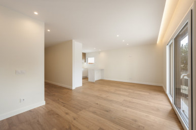 New 3 bedroom flat, with box for 2 cars, in the centre of Cascais, Property for sale in DL34936