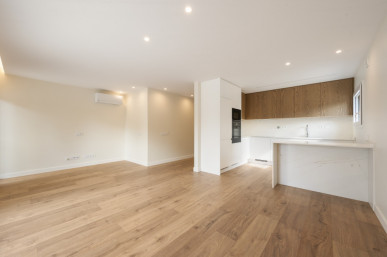 New 3 bedroom flat, with box for 2 cars, in the centre of Cascais, Property for sale in DL34936