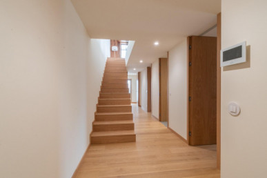 1 bedroom flat with garage, balcony and storage, in downtown Porto, Property for sale in DL35343